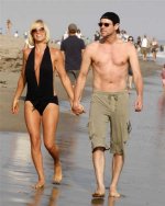 jenny-mccarthy-jim-carrey-walking-on-beach [640x480].jpg