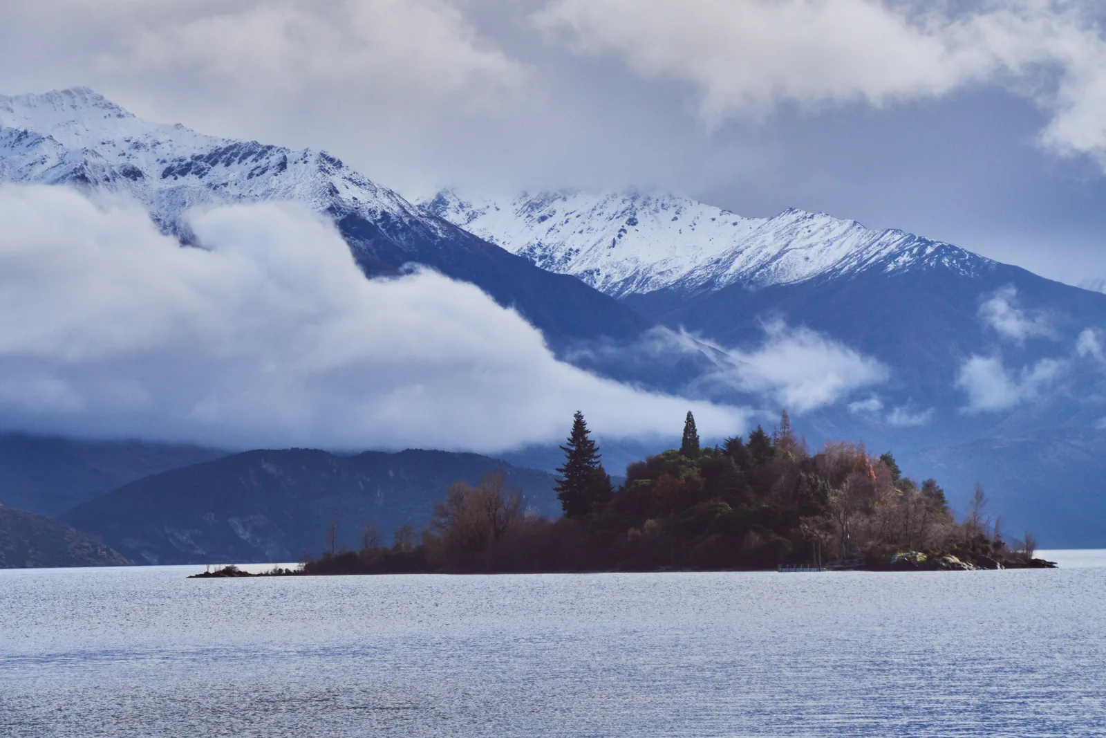 Le lac Wānaka et les montagnes.